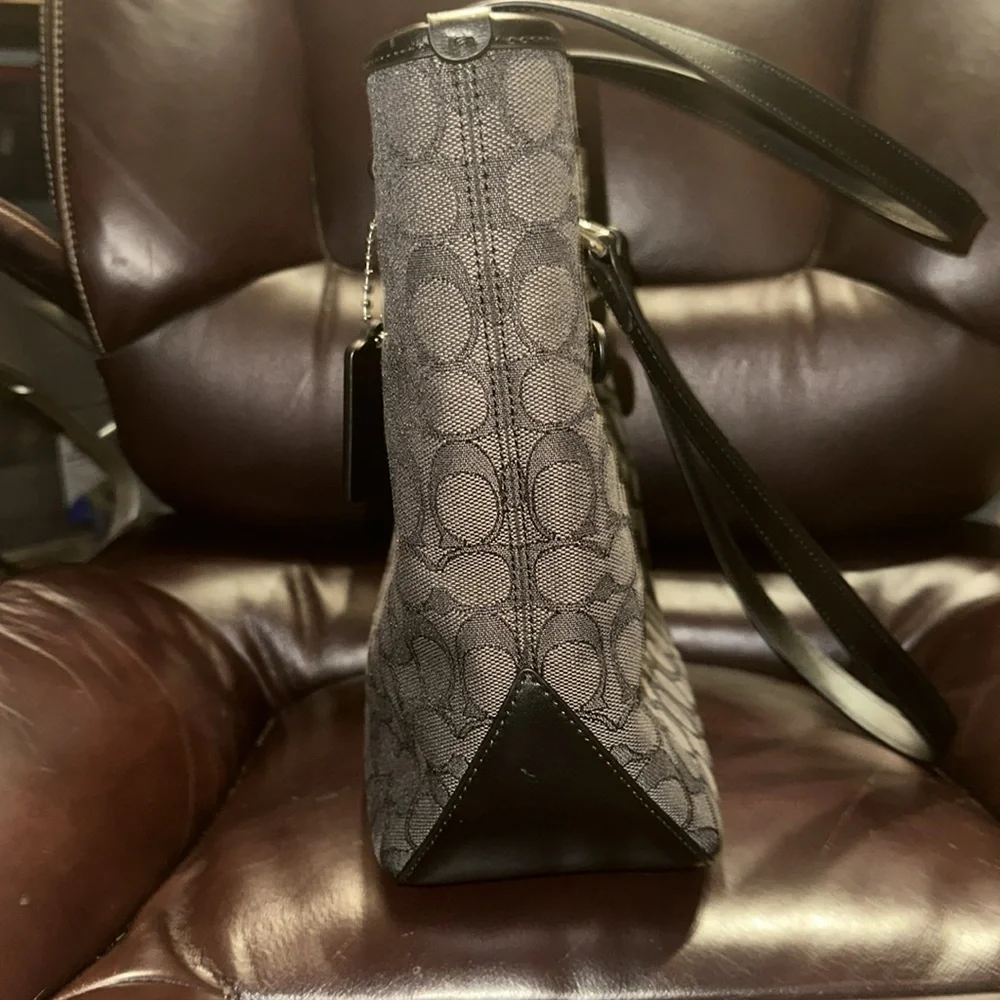 ***SOLD** NWOT Coach Canvas & Leather Signature Gallery Tote - Picture 9 of 15